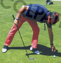 Jugador de golf recogiendo la bola con el colgador de gafas COLPATi