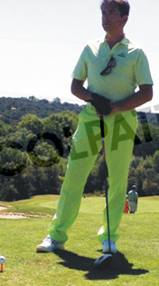 Jugador de golf en la salida del hoyo con el colgador de gafs COLPATi