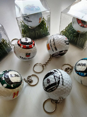 popurri de diferentes llaveros de bolas personalizadas en cajas de presentación, ideales para regalar